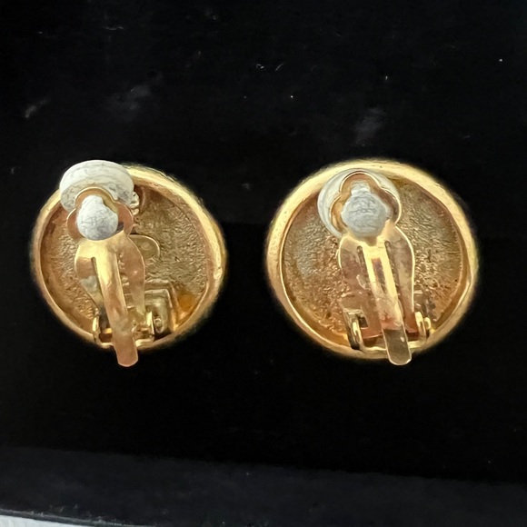 Authentic vintage Chanel button clip earrings 94A - Picture 4 of 6